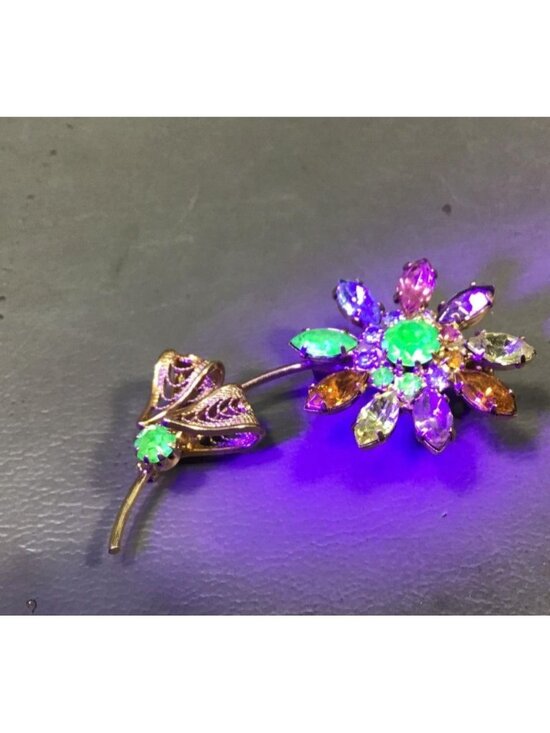 Vtg URANIUM GLASS Brooch | Mid-Century Fluorescent Crystal Floral Spray Pin | UV - Picture 1 of 8